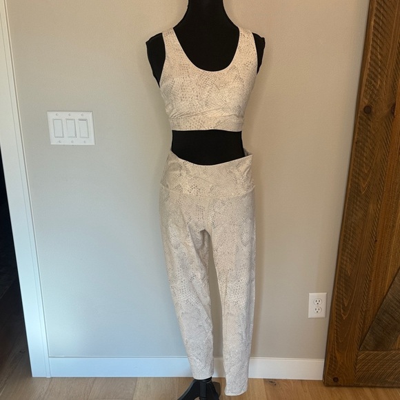 Old Navy Pants - Women's 3-Piece Light Snakeskin Design Athletic Attire NWOT, Never Worn